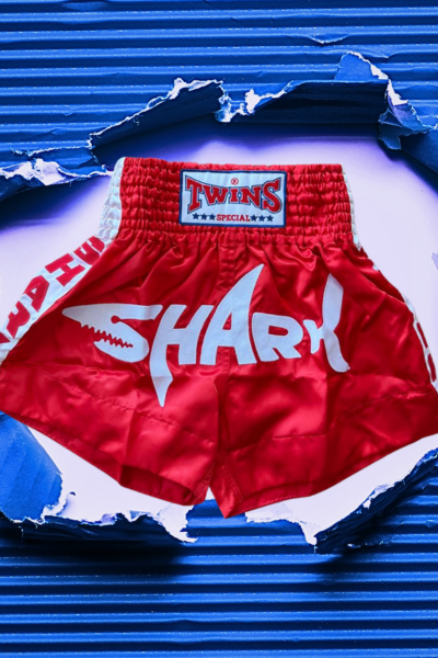 Muay Thai shortky TWINS "Shark" - Červené